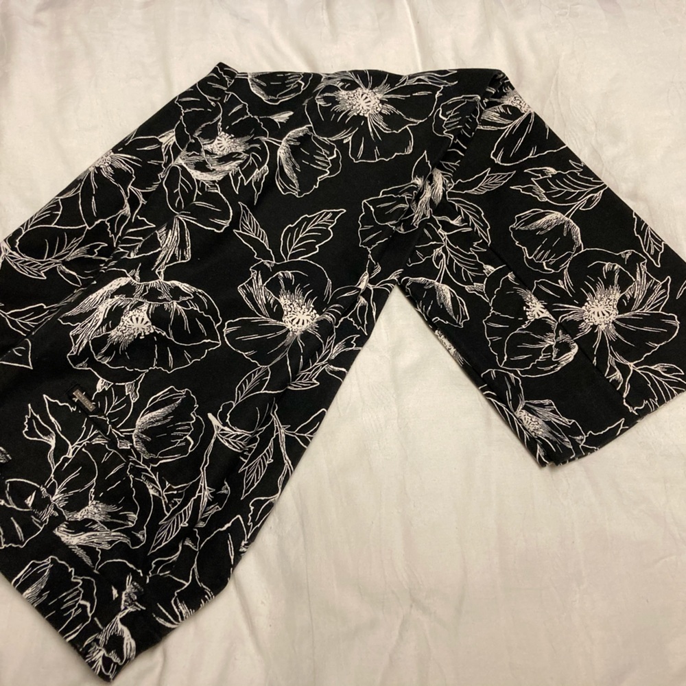 White House Black Market Flare Crop Slacks Size 8 - Black & White Floral Patten